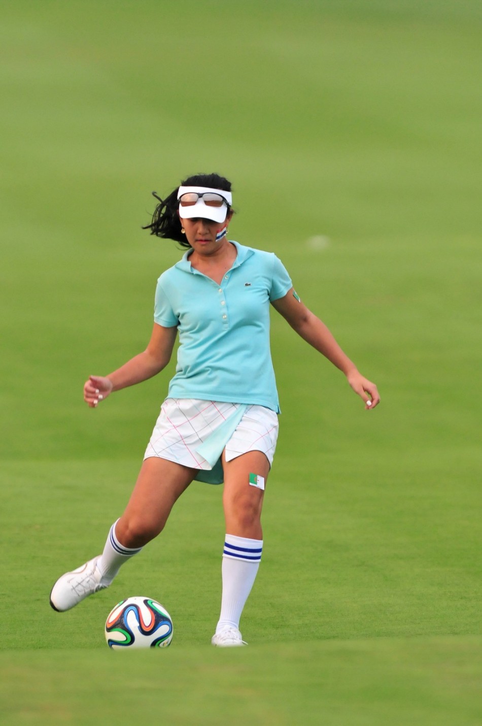 夕阳西下，球员优雅身姿构成一幅动人的运动剪影