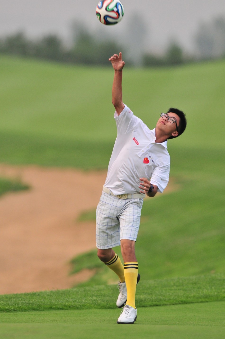 高尔夫球车旁，朋友相聚欢声笑语，共享运动闲暇时光