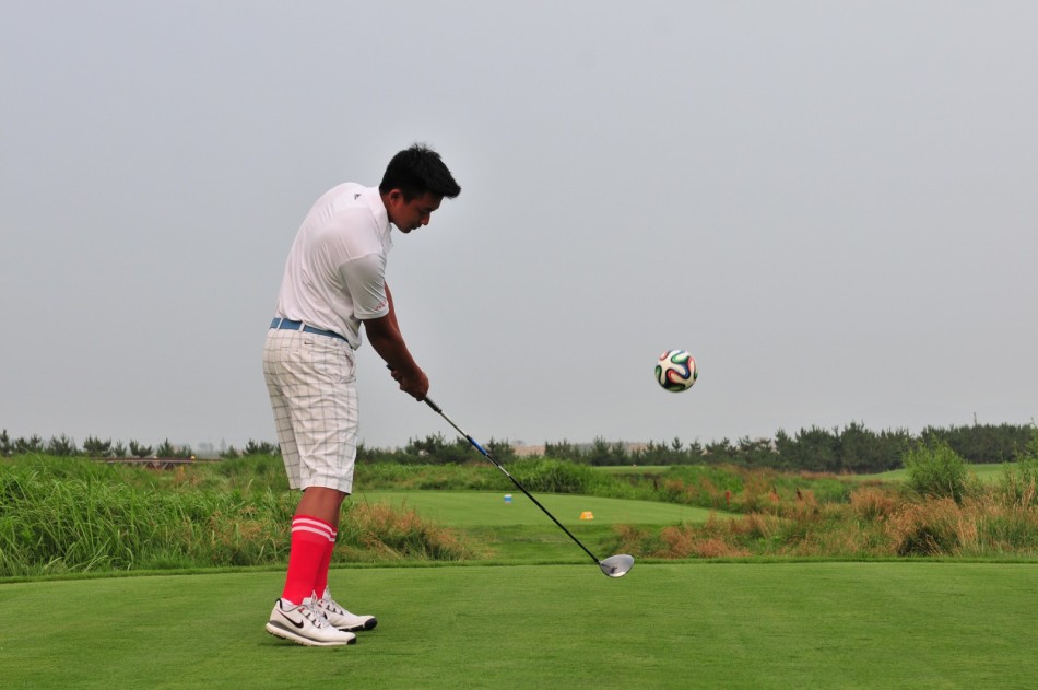 时尚运动女孩手持足球，在都市背景下绽放自信笑容