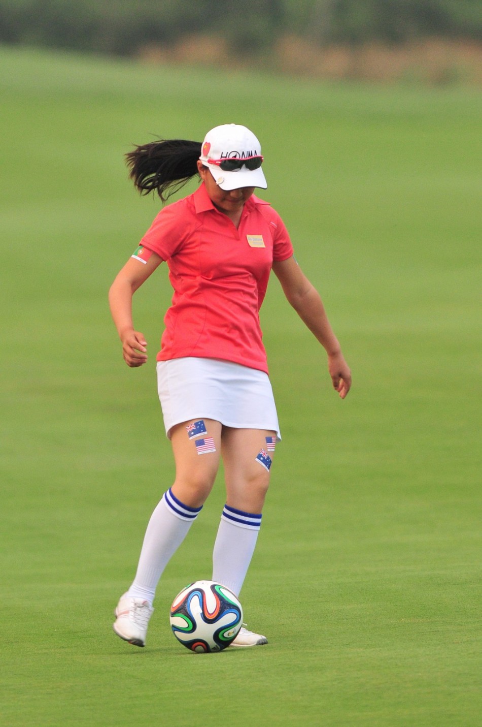 姐妹携手站立于球场，展现女性在运动中的团结与风采