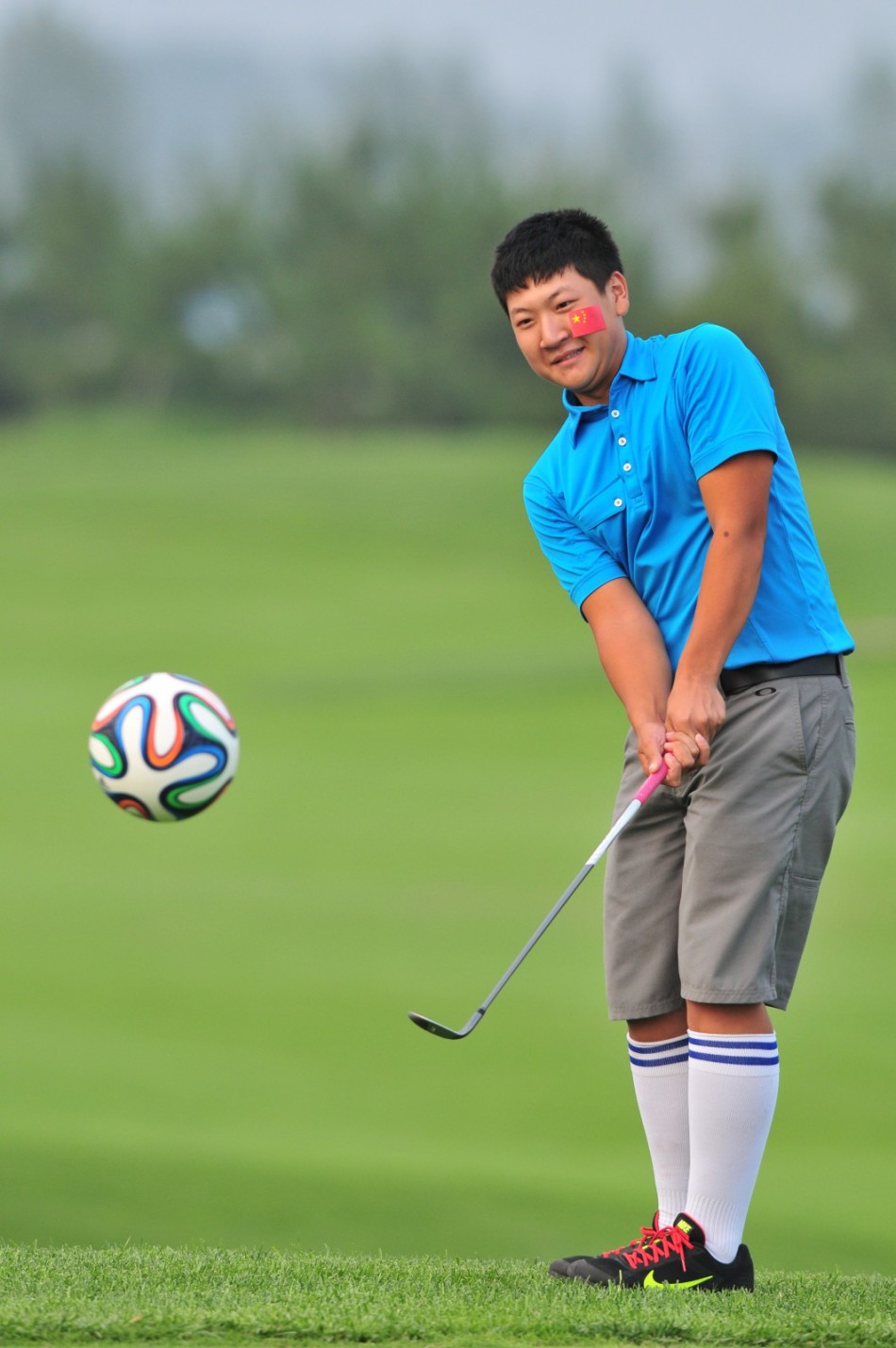 海边英雄归来，队员们击掌庆祝胜利的喜悦时刻