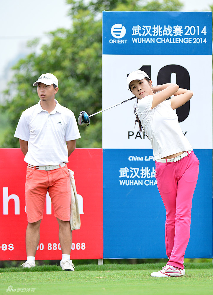 胡艳艳完成推杆瞬间,目光专注凝望球洞,晨光为她的侧影镀上金边