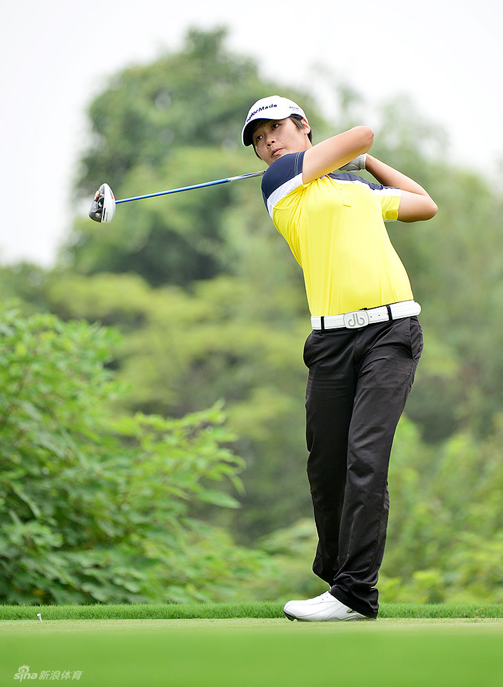 黄晓青优雅收杆后微微一笑,身后是沐浴在阳光下的开阔球场