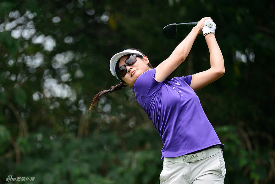 泰国选手娜丽萨拉全神贯准备击球,色彩鲜艳的头巾在风中轻扬