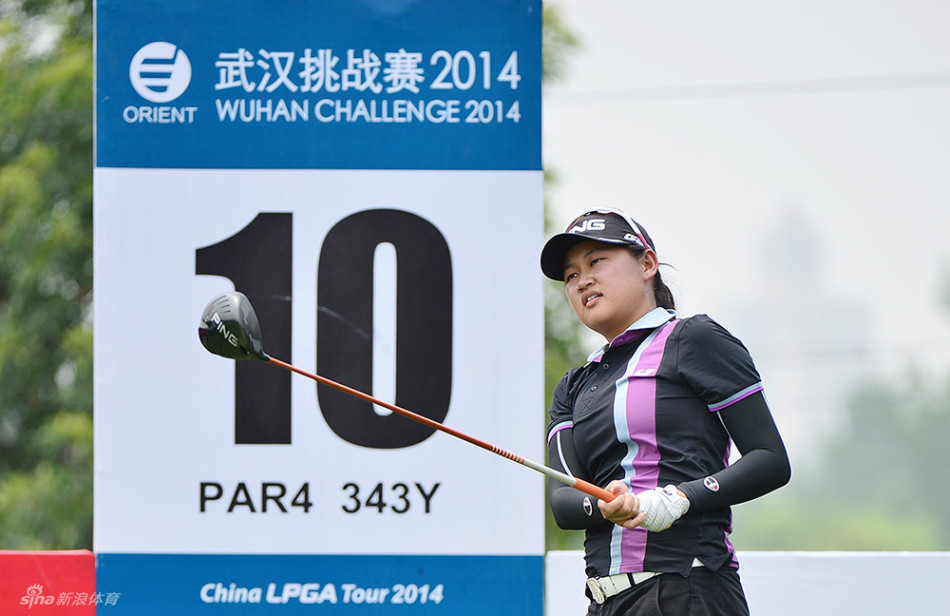 宋兰兰果岭边精细切球,身体曲线与球杆形成完美力学构图