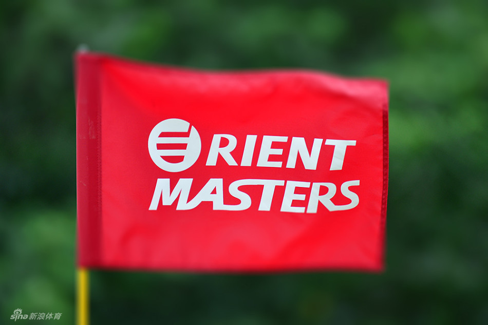 乔长玉露出标志性灿烂笑容,帽檐下眼神明亮充满正能量