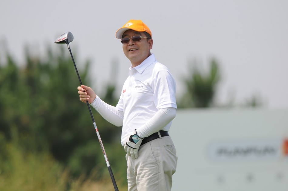 金山国际俱乐部副总经理杨青在开球仪式上挥杆，彩球在空中划出优美弧线，标志着配对赛正式启动。