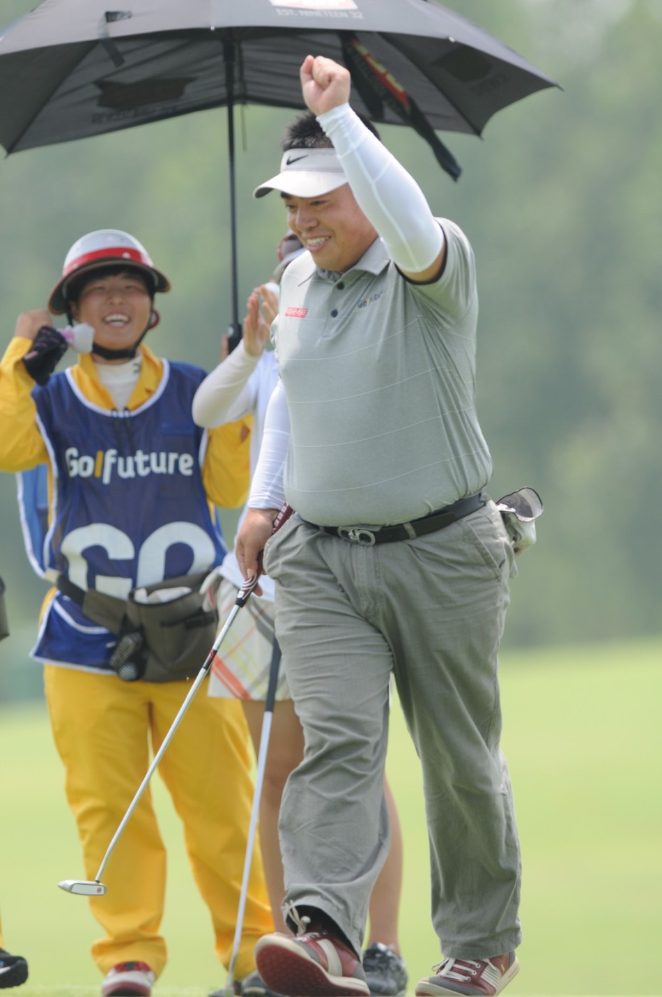 参赛嘉宾在比赛中享受挥杆的乐趣，脸上洋溢着愉悦的笑容，完美诠释了高尔夫运动的健康与快乐。