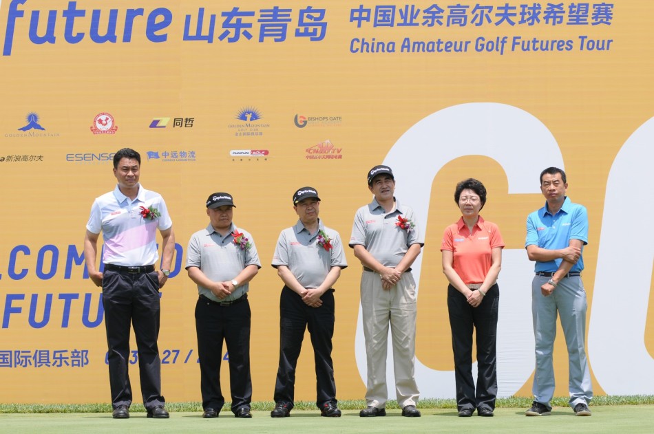 山东省体育局纪委书记、省高协副主席王嗣华在开球仪式上发表热情洋溢的致辞，肯定希望赛对推动高尔夫运动发展的战略意义。