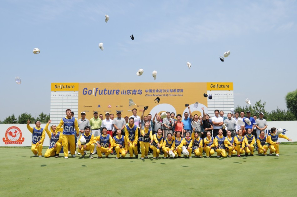 国家体育总局小球运动管理中心奥运保障部副部长钟民（右一）与赛事组委会领导在开球仪式前亲切交流。