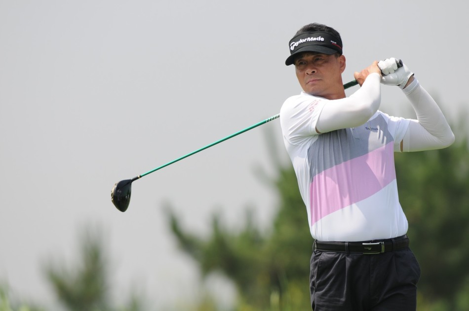 英姿飒爽的裁判长郭平正在向参赛选手详细讲解比赛规则，其专业严谨的姿态保障了赛事的公平公正。