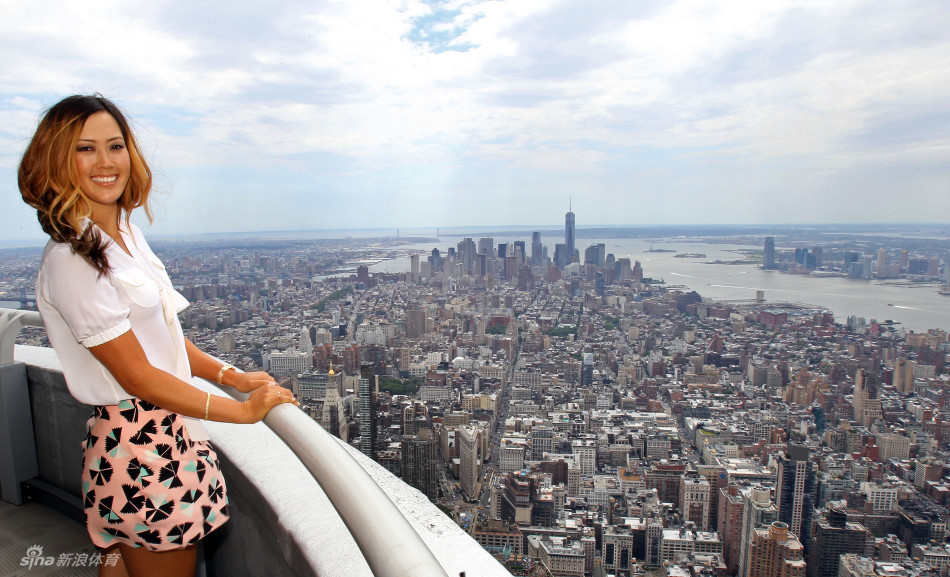 魏圣美微笑着展示高尔夫球包上悬挂的各式特色小吊坠，每一个都承载着独特的回忆与故事