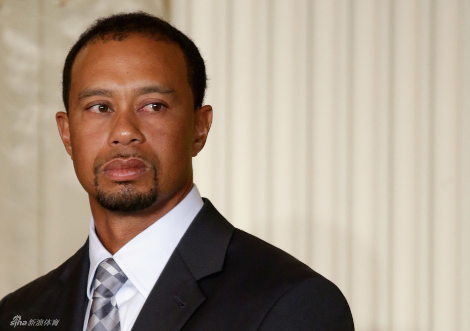 奥巴马、拜登、博纳与伍兹等高尔夫球手在白宫东厅舞台上一字排开，进行隆重的官方大合影