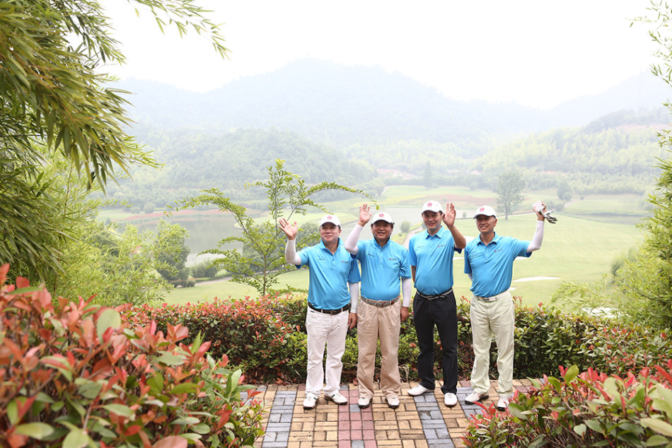 刘泉全力挥杆，身姿优雅如弓，白色小球应声飞向湛蓝天空