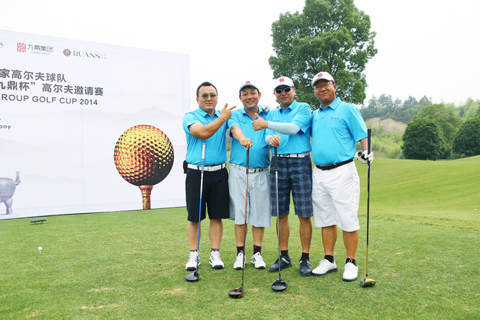 净杆前三甲获得者手持奖杯合影，笑容自豪，荣耀时刻由汗水与技艺铸就