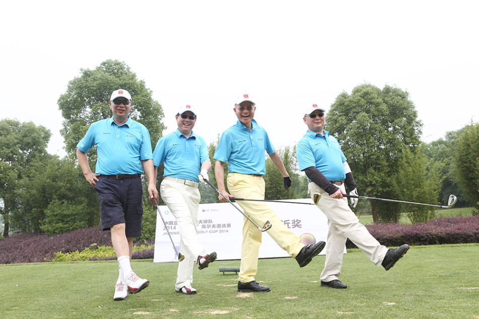 刘泉在球场躬身观察，侧影与广阔绿茵构成一幅宁静而专业的画面