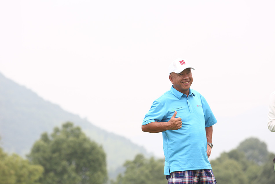 全体成员欢乐大合影，奖杯置于中央，每一张笑脸都承载着一天的愉快记忆