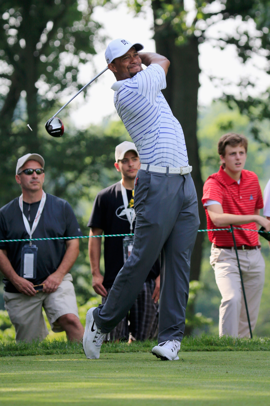 伍兹挥杆后完美的收杆定格，身形挺拔如松，尽显王者风范与对球路的绝对掌控