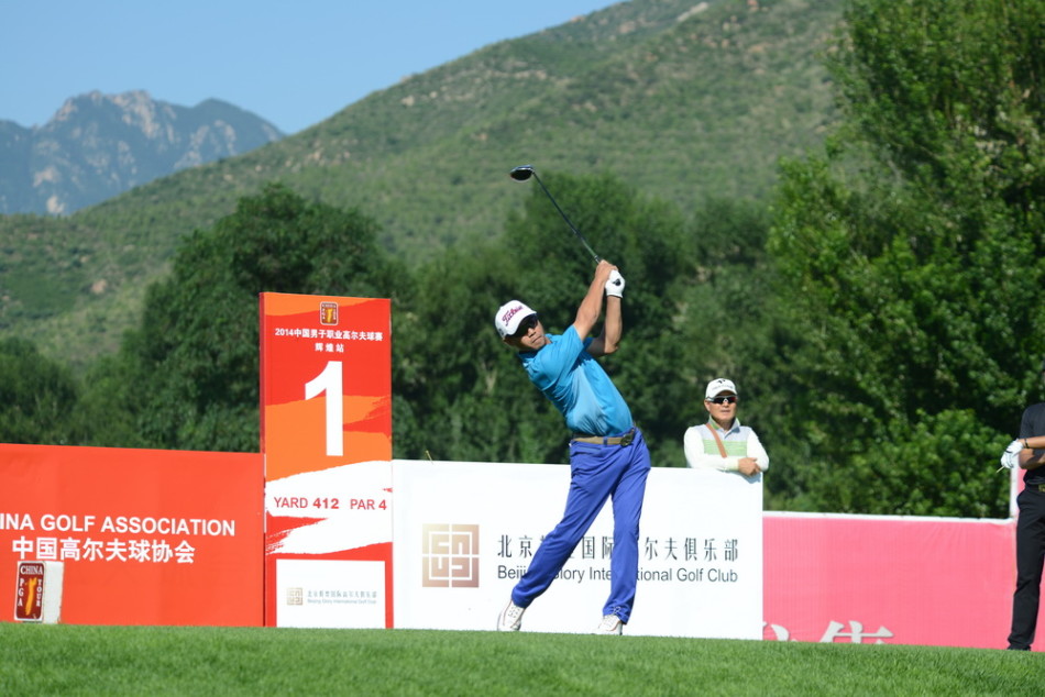 挥杆之间定格专业与热爱高尔夫赛场光影流转