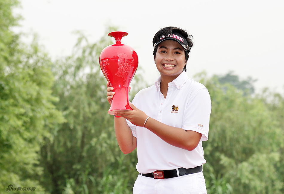 帕瑞萨高高捧起晶莹的冠军奖杯，灿烂笑容与奖杯光芒相互辉映，这是辛勤汗水凝结成的荣耀瞬间。