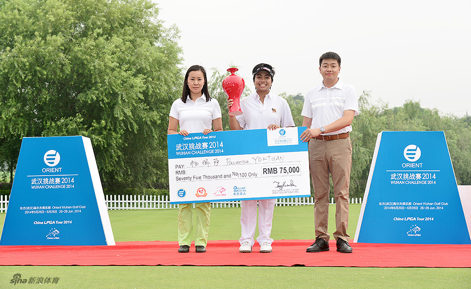 帕瑞萨在果岭上仔细观察推杆线路，沉稳蹲姿透露出她对胜利志在必得的决心。