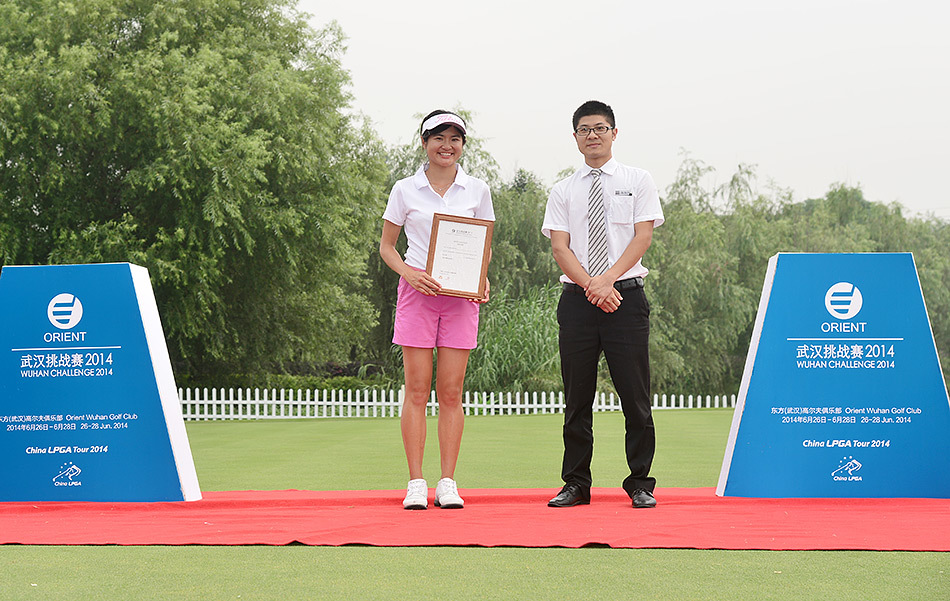 白云在果岭边优雅推杆，神情专注姿态从容，展现了女子高尔夫运动独特的力与美。