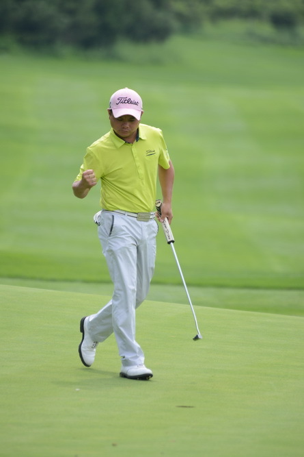 金大星以胜利者的姿态高高举起冠军奖杯，阳光与喝彩一同将他包围