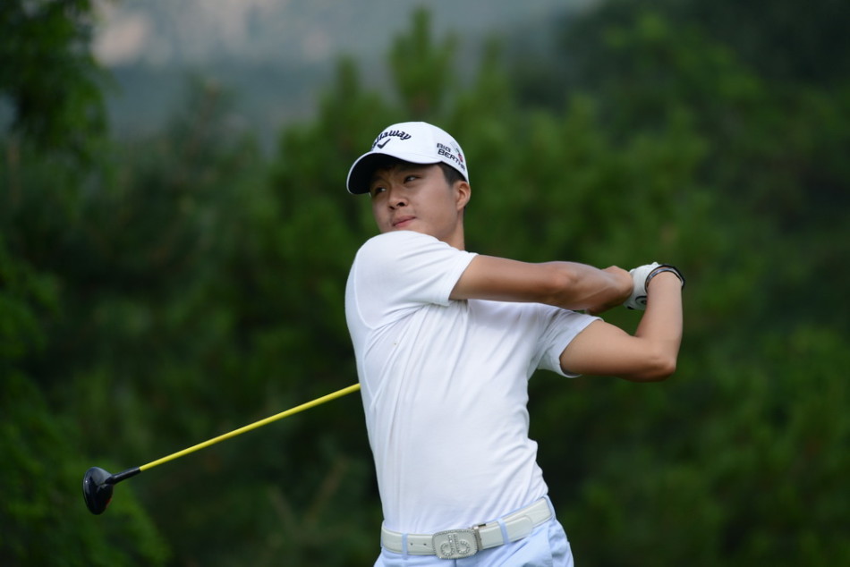 元天在果岭边精准推杆抓下小鸟，全神贯注的姿态彰显其顶尖实力