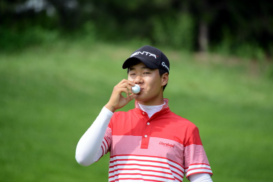 JEONG YOUNG MIN见证一杆进洞的奇迹瞬间，小球精准入洞，引发全场惊叹