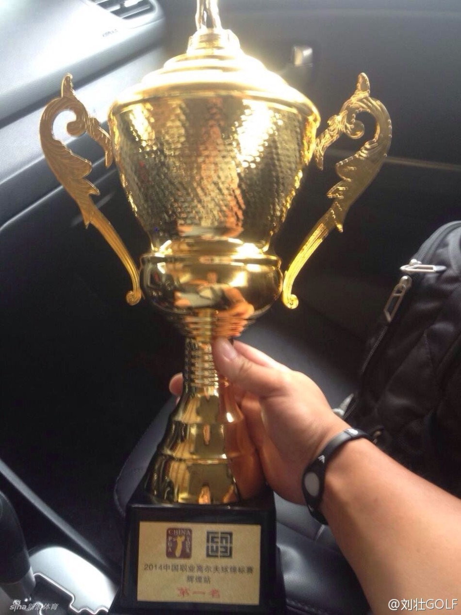 HONG JU HYUN在比赛中优雅挥杆，动作流畅而充满力量