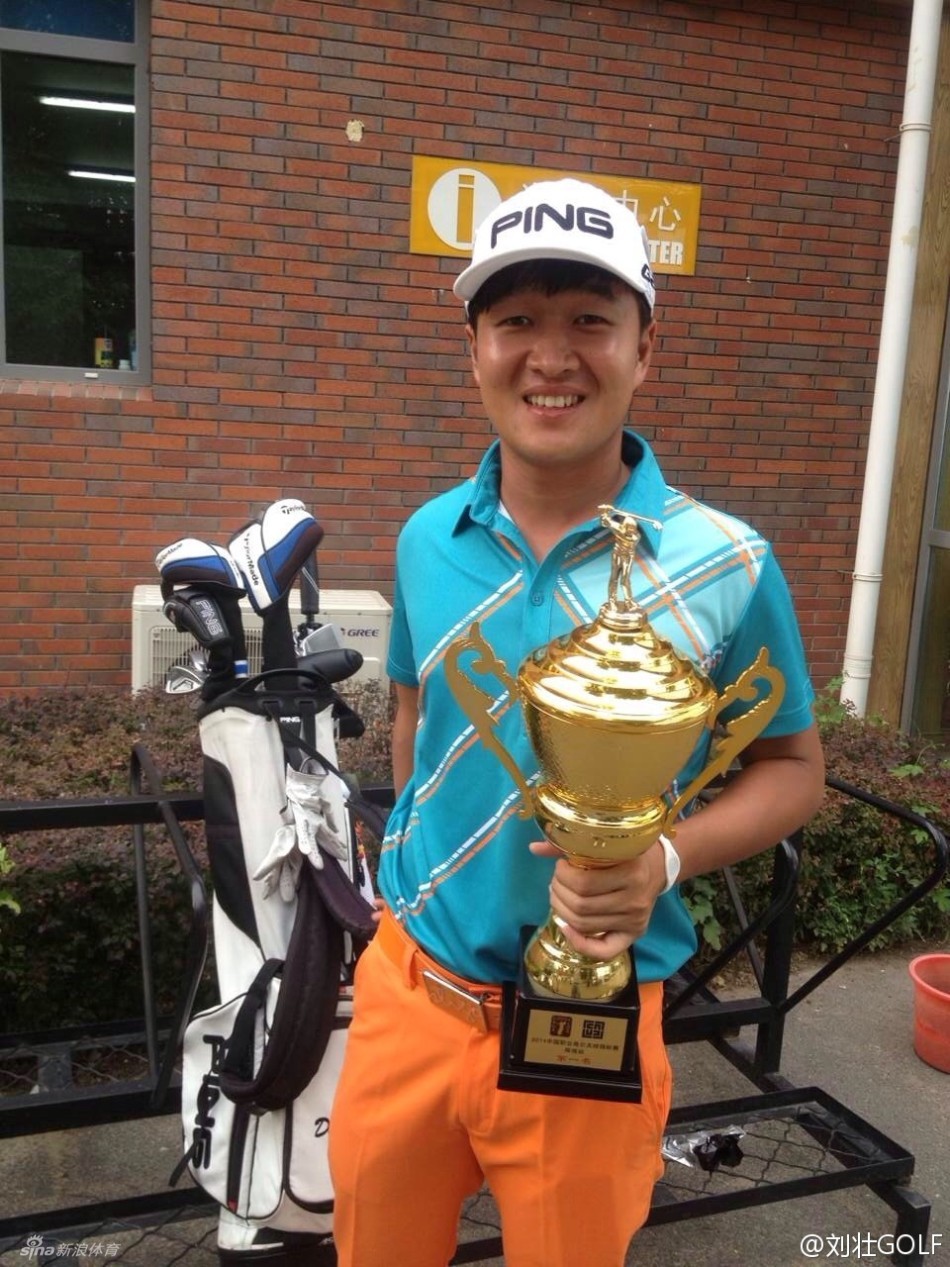 金大星在果岭上沉稳推杆，眼神专注，这一击将决定比赛的走向