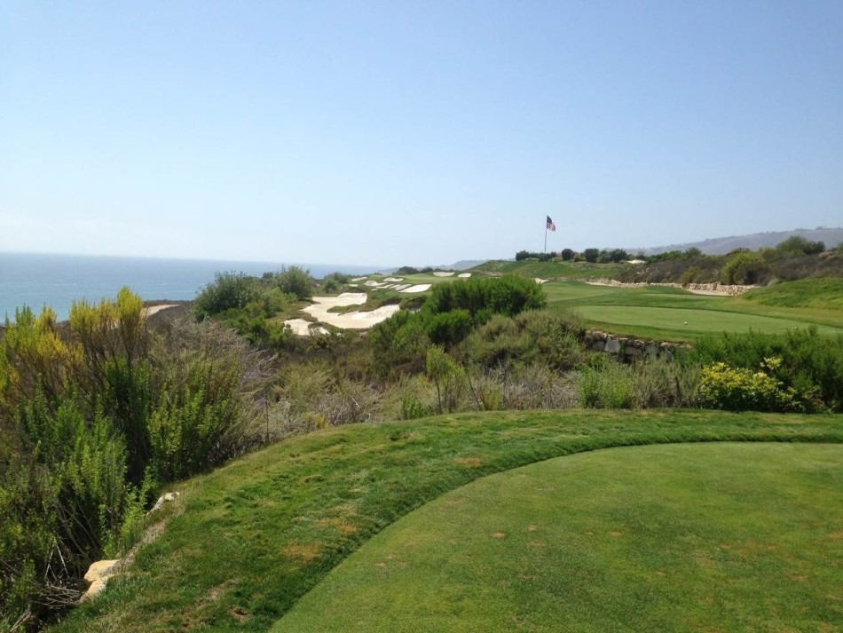 绿草如茵的球道上，几位球手正在专注推杆，精致的果岭如碧玉般镶嵌在充满挑战性的布局之中