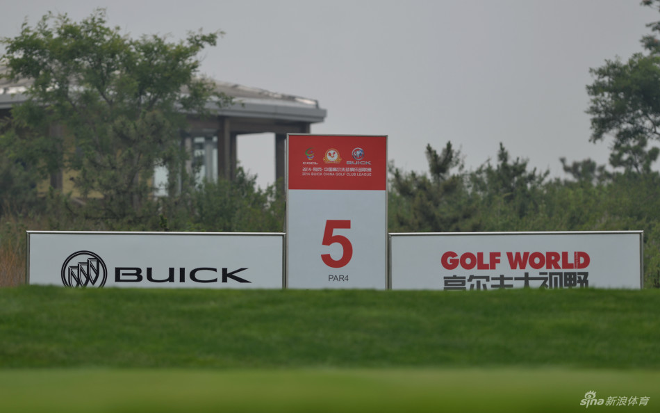 别克联赛官方练习日，球员在五号洞发球台凝神观察球道走向，为即将到来的北一区比赛制定进攻策略。