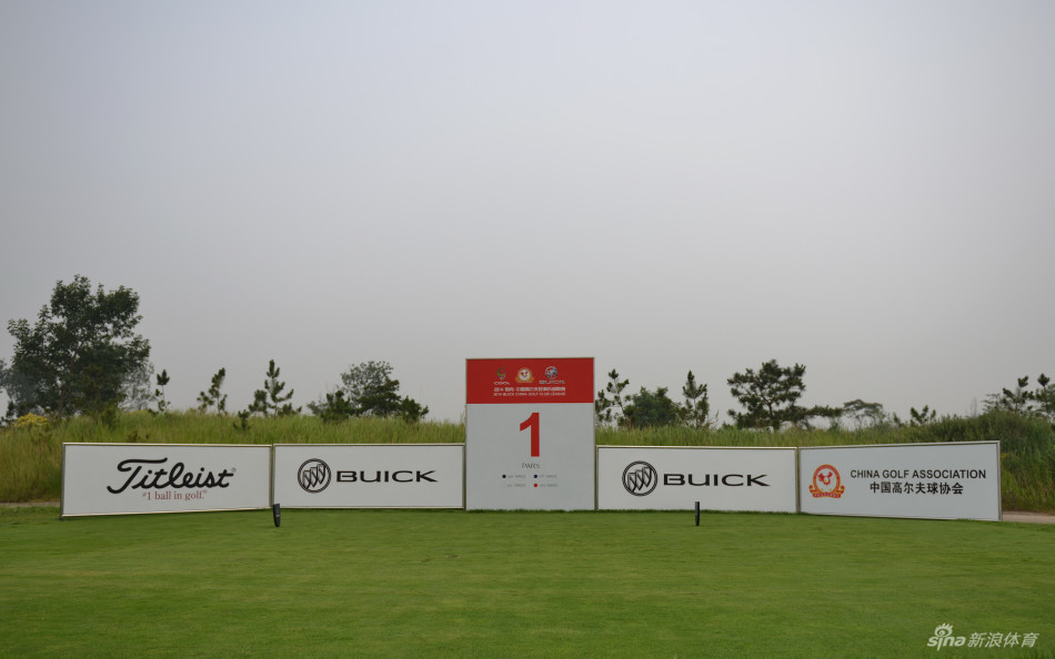 别克联赛展车旁，工作人员正热情地向一位球队领队介绍本次赛事的合作伙伴别克汽车的最新车型。