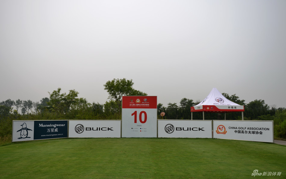 武汉天外天球场巨大的户外计分大板前，两位球员正在仔细研究已公布的首轮比赛分组对阵情况。