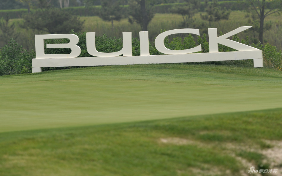 练习果岭上，一位女球员正全神贯注地进行推杆练习，她的目标是征服脚下这片起伏的绿色。