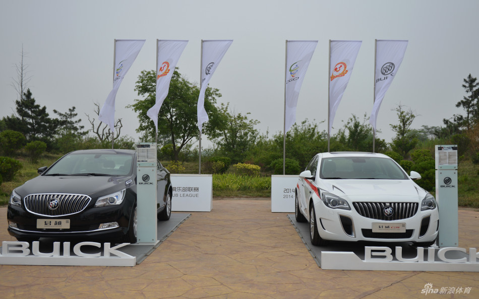 赛前欢迎晚宴上，北一区各队领队精神抖擞，集体登台亮相，展现出团结与友好的竞赛精神。