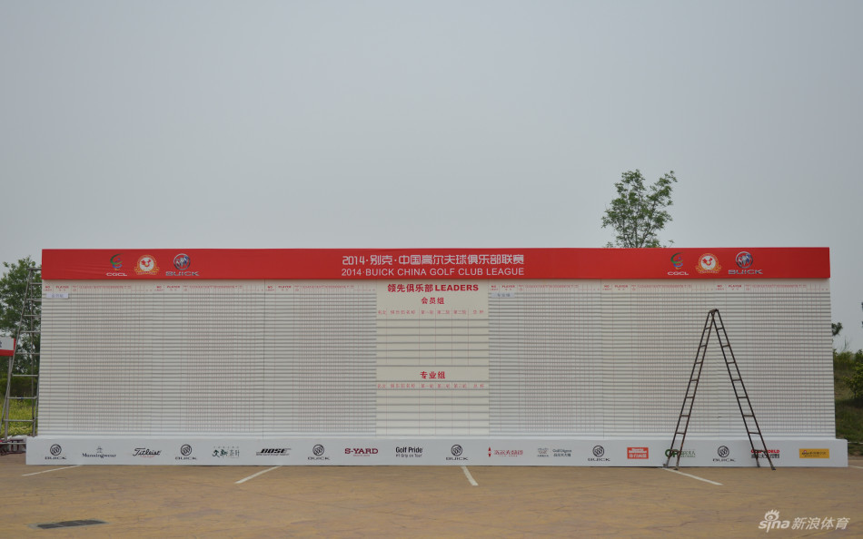 璀璨灯光下，参赛球队的代表满怀敬意地与闪闪发光的别克联赛冠军奖鼎合影，定格下对荣誉的向往。