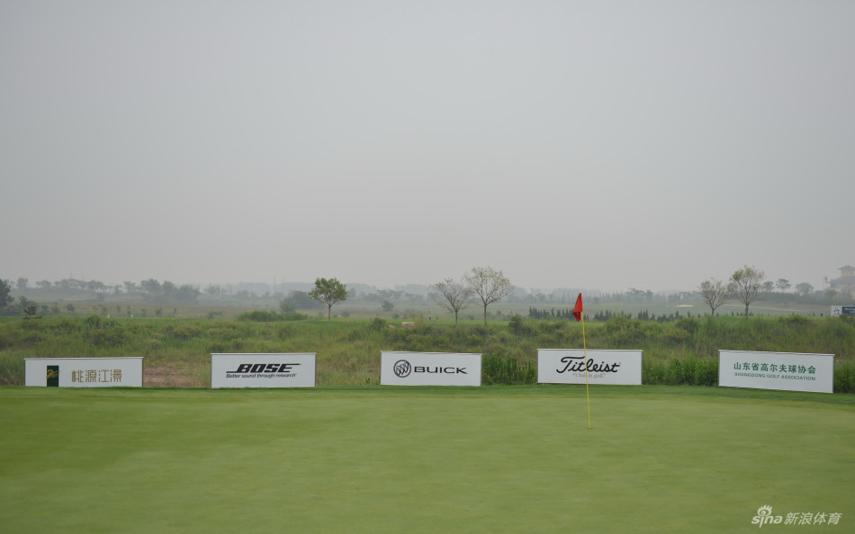 别克联赛北一区比赛正式开杆，首位开球选手在众人的注目中挥出有力的一击，比赛序幕就此拉开。