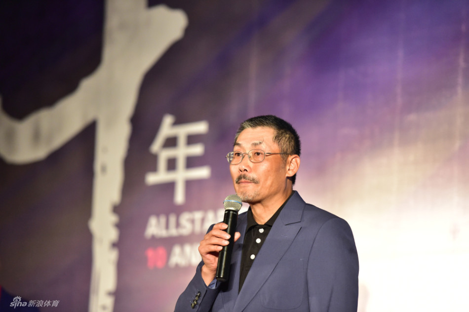 著名演员王志文一身休闲装扮,神采奕奕地在庆典背景板前签名,脸上带着标志性的从容微笑。