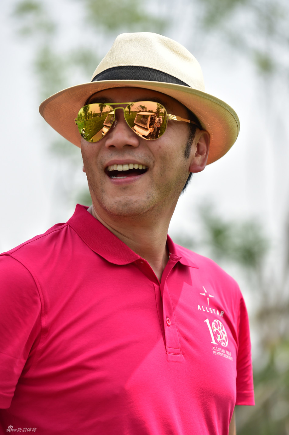 一位身着翠绿色上衣的女士在活动现场侧身回首,笑容温婉动人,明亮的色彩与优雅的姿态成为全场瞩目的焦点。