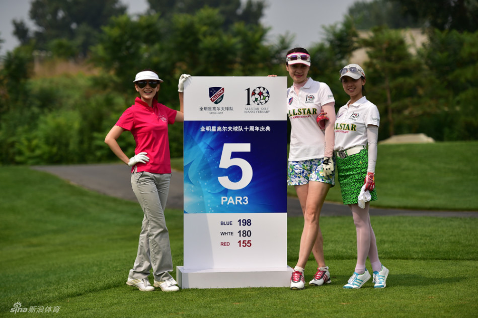 庆典晚宴上,孙楠手持麦克风深情献唱,舞台灯光柔和,台下观众沉浸其中,整个场面温馨而感人。