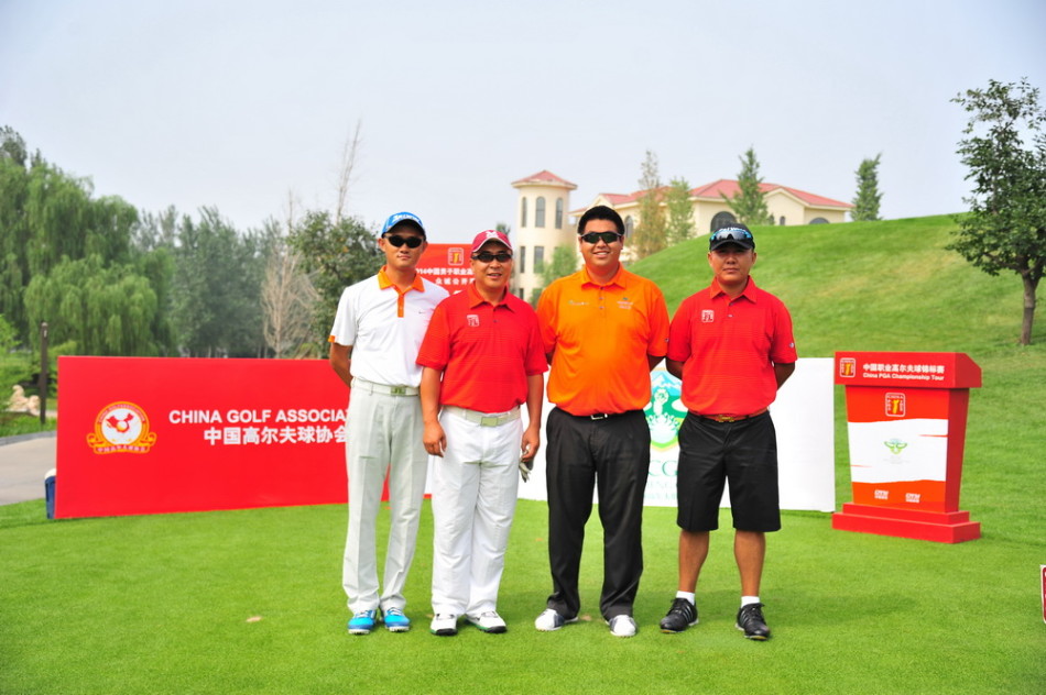 职业球员杨光明暂时放下球杆，化身摄影师，专注地为同组伙伴记录下精彩的挥杆瞬间。