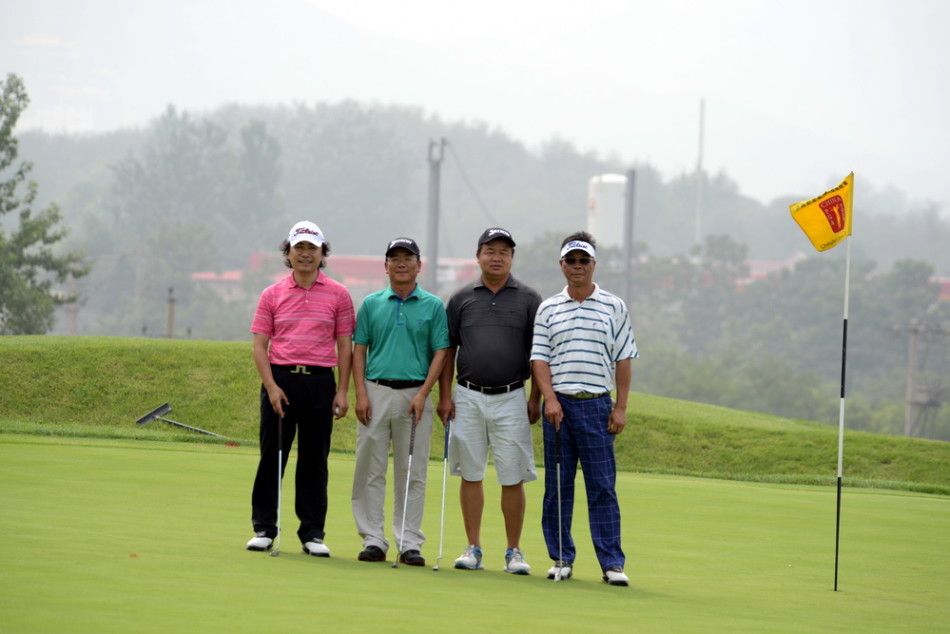 河北省高尔夫球协会名誉主席陈玉田先生为赛事开出庄重而有力的第一杆，象征着比赛正式拉开帷幕。