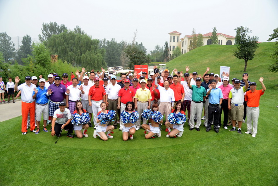 职业球员周国武与同组嘉宾在果岭边亲切交谈并合影，气氛轻松融洽。