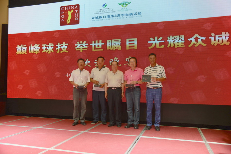 赛事主题背景板设计现代而大气,巅峰球技、举世瞩目等标语彰显了本届公开赛的崇高定位与雄心壮志。