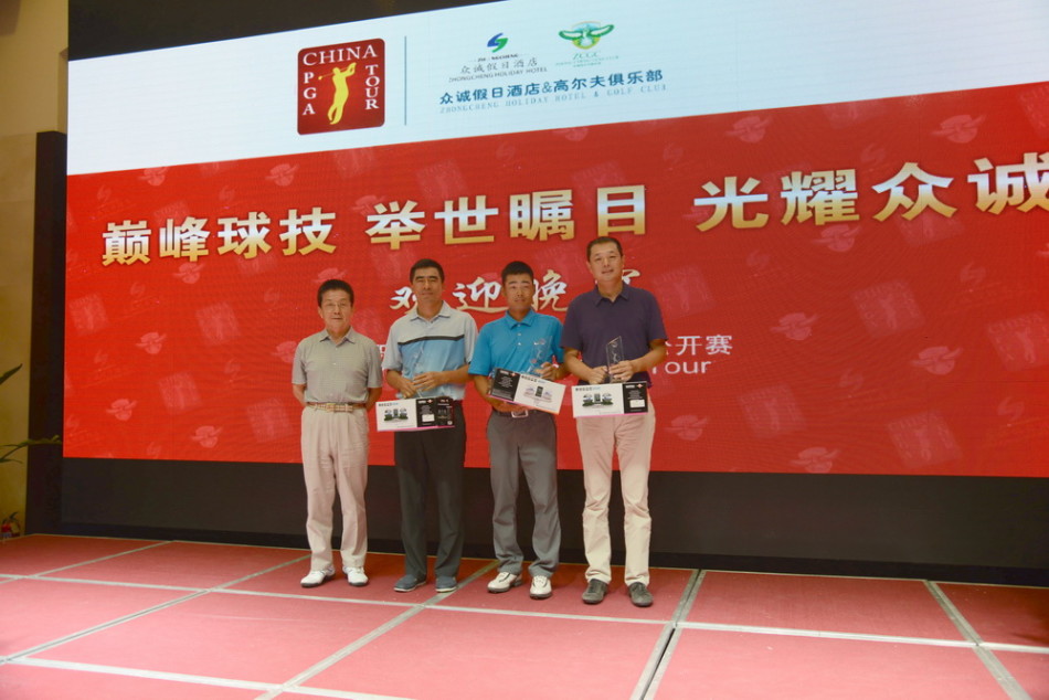 另一视角的赛事主题展板,清晰标注了欢迎晚宴与开赛信息,预示着系列精彩活动正式拉开帷幕,令人充满期待。