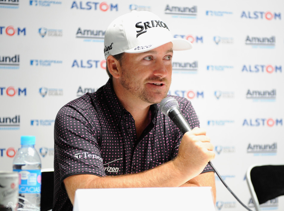 格雷姆·麦克道威尔在决赛轮中全神贯注，目光坚毅地准备关键一击，身后是法国公开赛标志性的帐篷与观众。