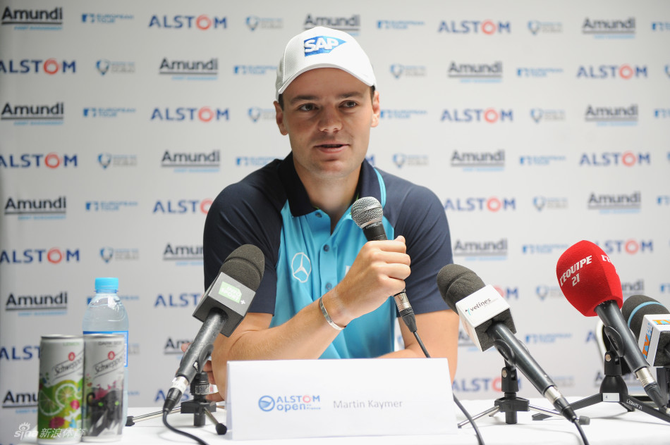 马丁·凯梅尔在练习场专注地进行上杆训练，身体扭转如弓，姿态优雅而充满力量感。