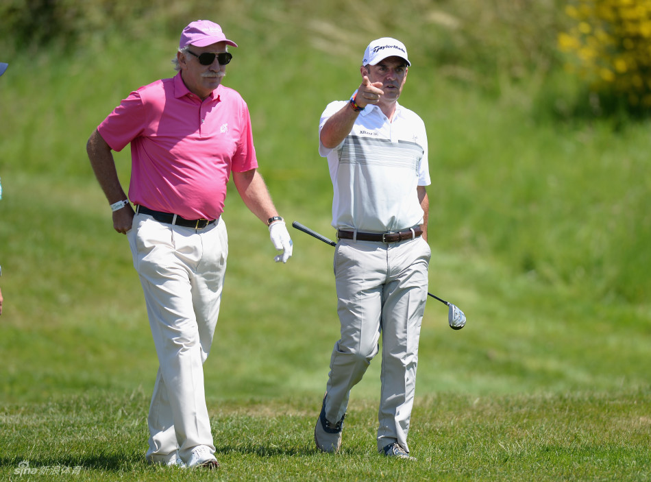 法国公开赛银色奖杯在阳光下熠熠生辉，静静等待着它的新主人，周围仿佛还回荡着比赛的激情。